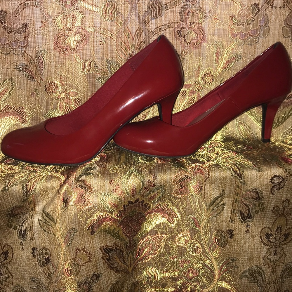 👠 Red patent leather round toe heels 👠